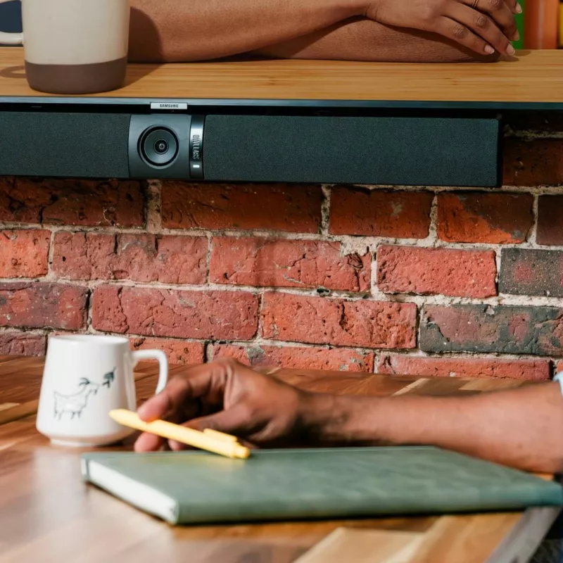 Owl Labs Owl Bar videokonverentsiseade — 4K videokonverentsiriba aktiivse kõneleja fookusega (lisage Meeting Owl 3 või Pro 360-kraadise katvuse ja automaatse kaameravahetuse jaoks)