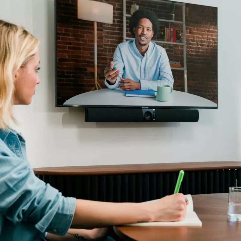 Owl Labs Owl Bar videokonverentsiseade — 4K videokonverentsiriba aktiivse kõneleja fookusega (lisage Meeting Owl 3 või Pro 360-kraadise katvuse ja automaatse kaameravahetuse jaoks)