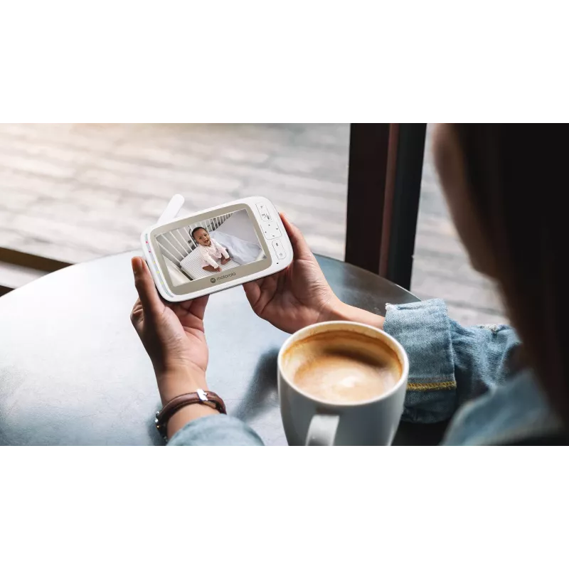 Videokaamera Motorola VM85 CONNECT — 5-tolline TFT-ekraan, 480×272, ulatus 300 m, 2× digitaalne suum, 2,4 GHz Wi‑Fi/FHSS, kahesuunaline heli, valge