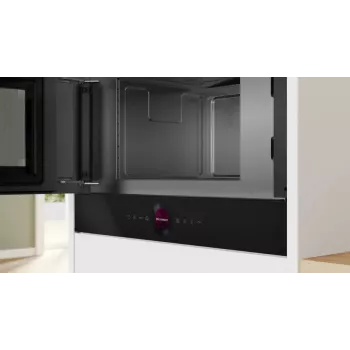 Sisseehitatav soolo-mikrolaineahi Bosch Serie 8 BFL7221B1 — 900 W, 21 L, puutetundlik juhtimine, must