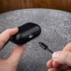 Kaitsev nahast ümbris FIXED FIXLPM-999-BK kõrvaklappidele MagSafe toega, must
