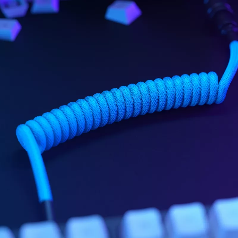 Spiraalne USB-kaabel GLORIOUS GMMK Electric Blue — Eemaldatav klaviatuurikaabel, täisnurksed pistikud