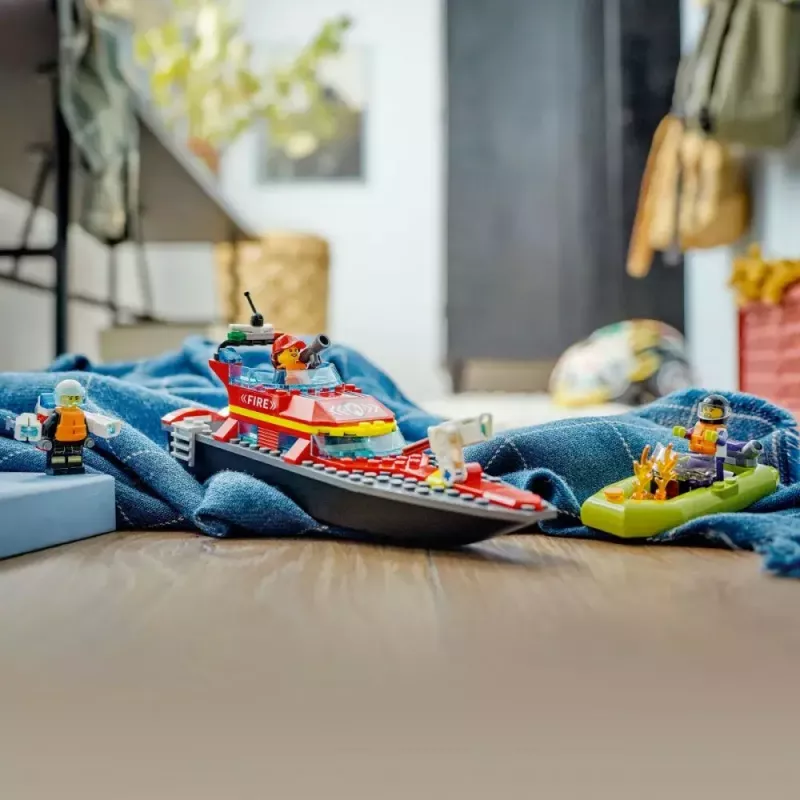 LEGO mängukomplekt Tuletõrjepaat 60373 — City seeria, 144 tk, 3 minifiguuri, vanusele 5+, mõõdud 80×230×70 mm