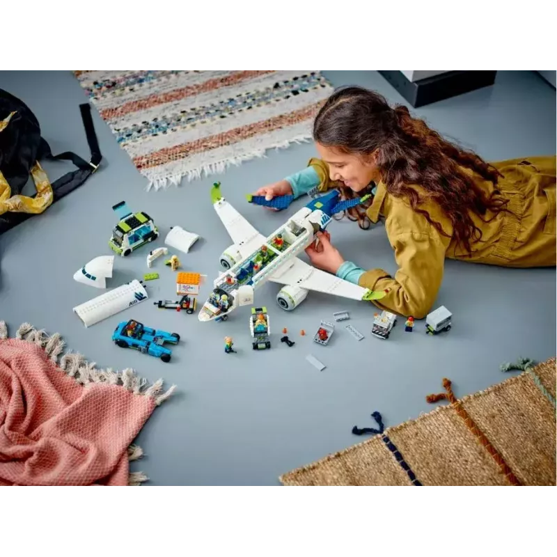 LEGO reisilennuki ehituskomplekt 60367 — City seeria, 913 tükki, 2 minifiguuri, detailne sisustus