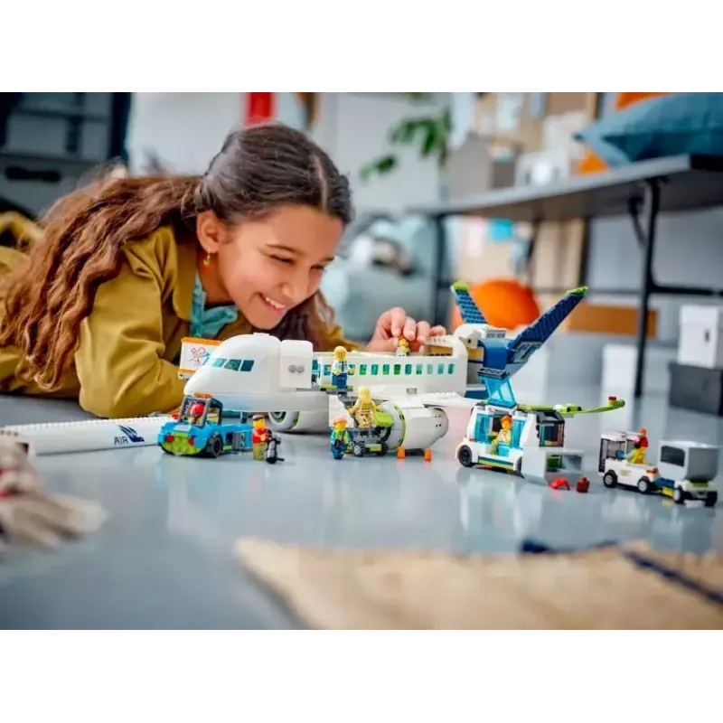 LEGO reisilennuki ehituskomplekt 60367 — City seeria, 913 tükki, 2 minifiguuri, detailne sisustus