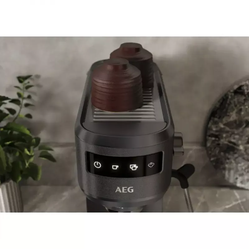 Espressomasin AEG EC6-1-6BST, manuaalne lauapealne, 1,0 L veepaak, 15 bar, piimavahustaja, 1450 W, puutjuhtimine, must