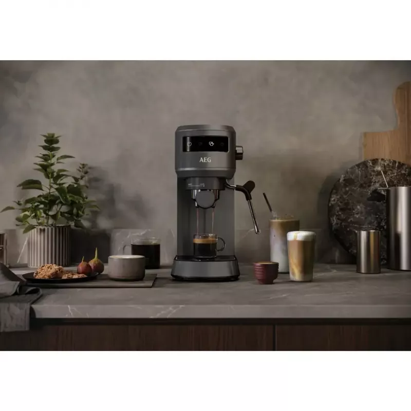 Espressomasin AEG EC6-1-6BST, manuaalne lauapealne, 1,0 L veepaak, 15 bar, piimavahustaja, 1450 W, puutjuhtimine, must