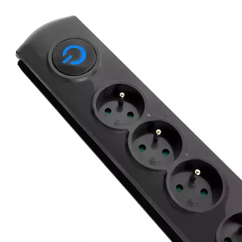 Liigpingekaitse QOLTEC 50104 — 4 vahelduvvoolupistikut, 230 V, 1,5 m kaabel, must