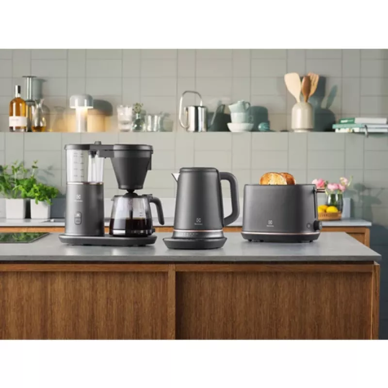 Electrolux E7K16BP elektriline veekeetja 1,7 L 2400 W Must, Vask