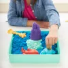 Kinetic Sand, liivakastikomplekt, loomingulised lihavõttekingitused, sisaldab 1 nael sinist voolitavat mänguliiva, 4 tööriista ja vormi, hoiustamine, sensoorsed mänguasjad lastele alates 3. eluaastast
