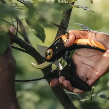 Oksakäärid Fiskars Plus PowerLever P721 — möödaviiguga oksakäärid okste ja varte lõikamiseks