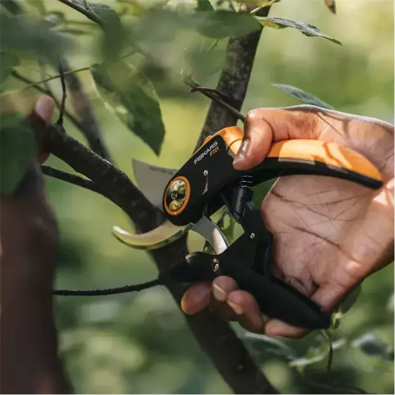 Oksakäärid Fiskars Plus PowerLever P721 — möödaviiguga oksakäärid okste ja varte lõikamiseks