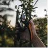 Oksakäärid Fiskars Plus PowerLever P721 — möödaviiguga oksakäärid okste ja varte lõikamiseks