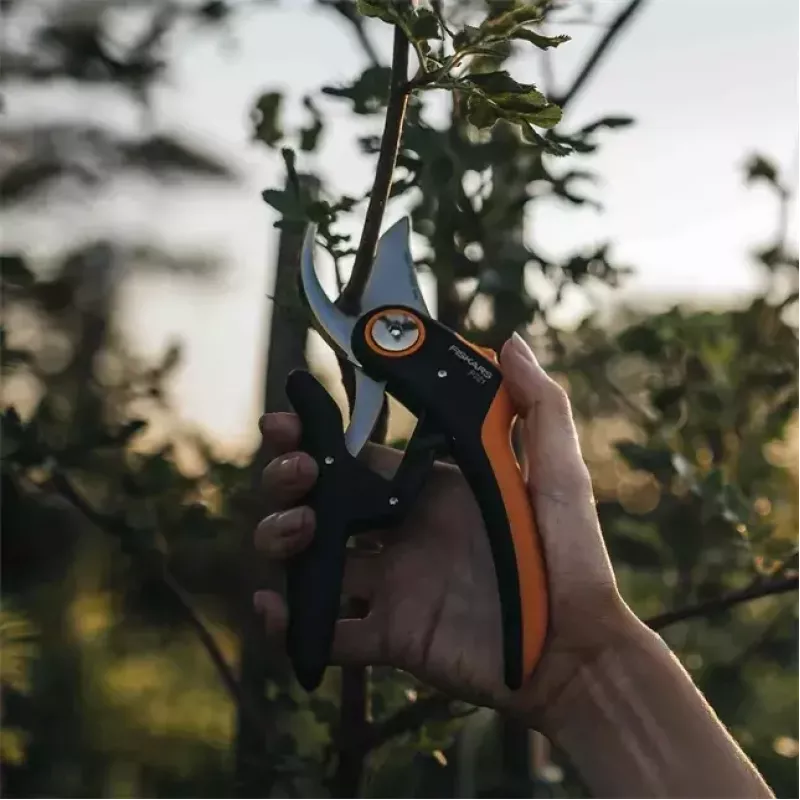 Oksakäärid Fiskars Plus PowerLever P721 — möödaviiguga oksakäärid okste ja varte lõikamiseks