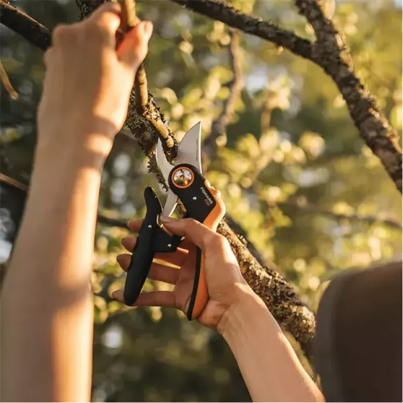Oksakäärid Fiskars Plus PowerLever P721 — möödaviiguga oksakäärid okste ja varte lõikamiseks