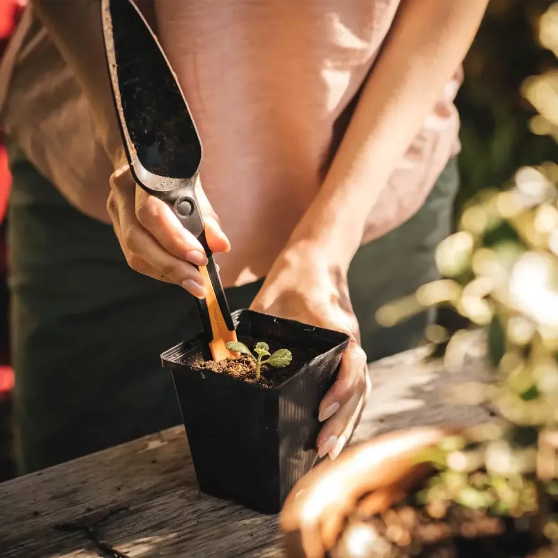 Aiatrowel Fiskars F1057641 — käsitrowel, must ja pruun