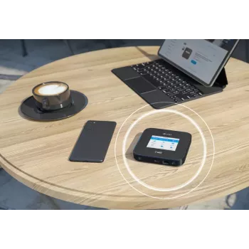 Mobiilside ruuter Netgear Nighthawk M7 Pro — kolmeribaline Wi‑Fi 2.4/5/6 GHz, 5G Sub6, LTE, Gigabit Ethernet, USB-C, kaasaskantav, must