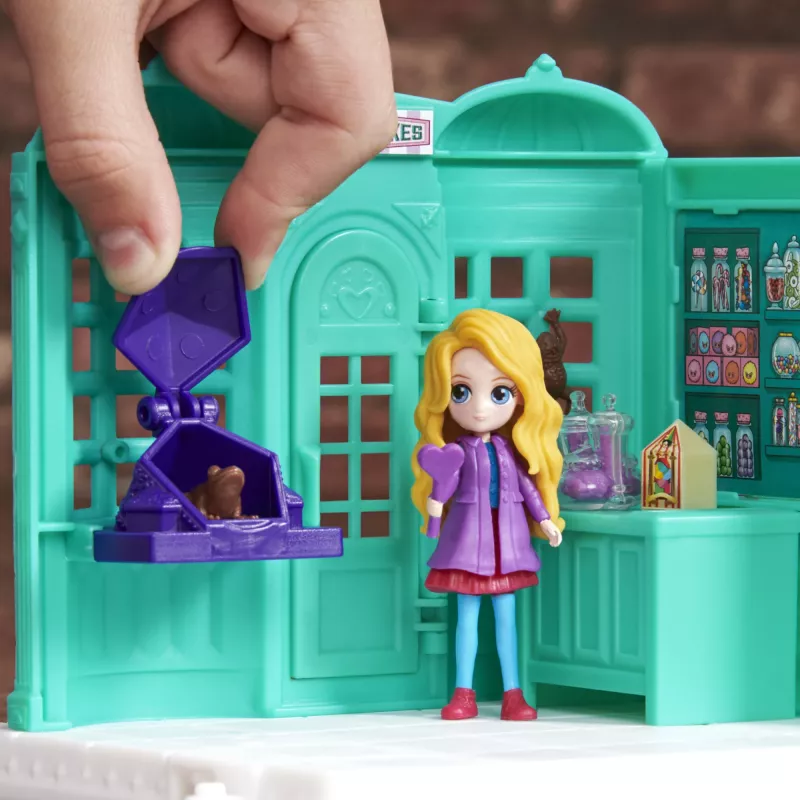Wizarding World Harry Potter, Magical Minis Honeydukes maiustustepood 2 eksklusiivse figuuri ja 5 aksessuaariga, mänguasjad lastele alates 6. eluaastast