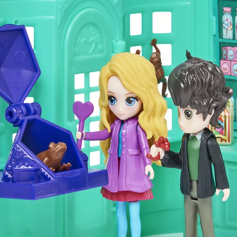 Wizarding World Harry Potter, Magical Minis Honeydukes maiustustepood 2 eksklusiivse figuuri ja 5 aksessuaariga, mänguasjad lastele alates 6. eluaastast