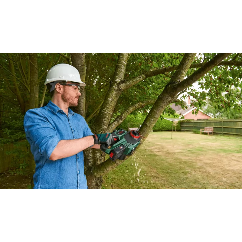 Juhtmeta kettsaag Bosch UniversalChain 18 — 13,5 cm ketilatt, 20 cm lõiketera, 2,5 Ah aku, 3 kg