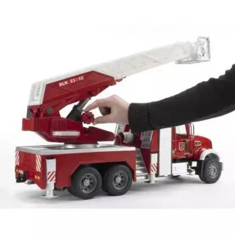 Tuletõrjeauto BRUDER MACK Granite veepumbaga