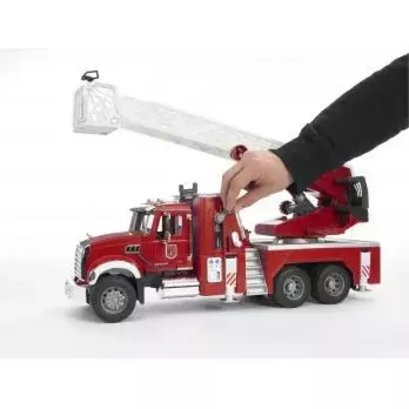 Tuletõrjeauto BRUDER MACK Granite veepumbaga