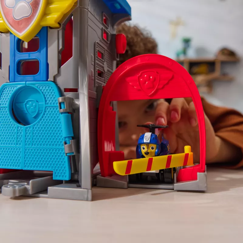 PAW Patrol : Air Rescue, Pup Squad Adventure Bay lennujaamakomplekt, Chase mänguauto ja sõidukikäivitajaga, mänguasjad poistele ja tüdrukutele 3+