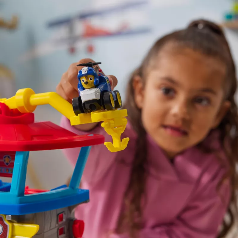 PAW Patrol : Air Rescue, Pup Squad Adventure Bay lennujaamakomplekt, Chase mänguauto ja sõidukikäivitajaga, mänguasjad poistele ja tüdrukutele 3+