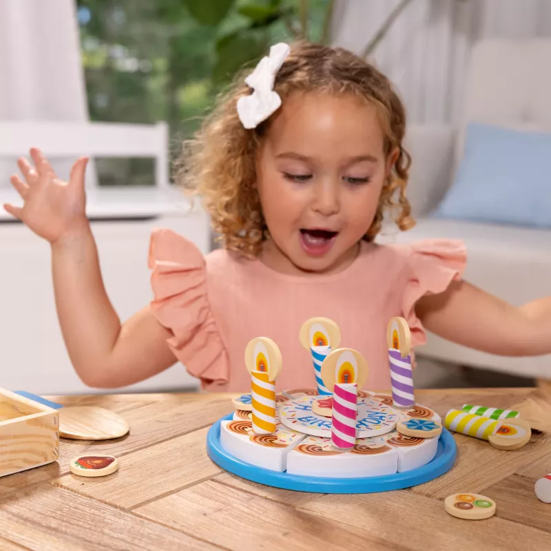 Melissa & Doug sünnipäevapeo tort - puidust mängutoidukomplekt kokkusobitatavate lisandite ja 7 küünlaga