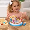 Melissa & Doug sünnipäevapeo tort - puidust mängutoidukomplekt kokkusobitatavate lisandite ja 7 küünlaga