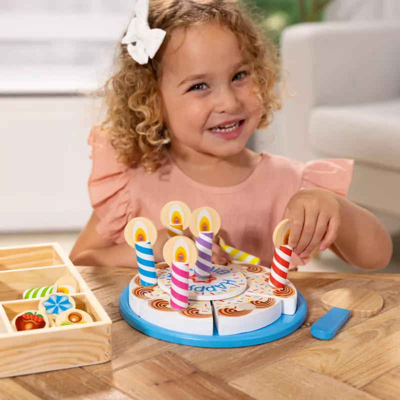 Melissa & Doug sünnipäevapeo tort - puidust mängutoidukomplekt kokkusobitatavate lisandite ja 7 küünlaga