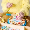 Melissa & Doug sünnipäevapeo tort - puidust mängutoidukomplekt kokkusobitatavate lisandite ja 7 küünlaga