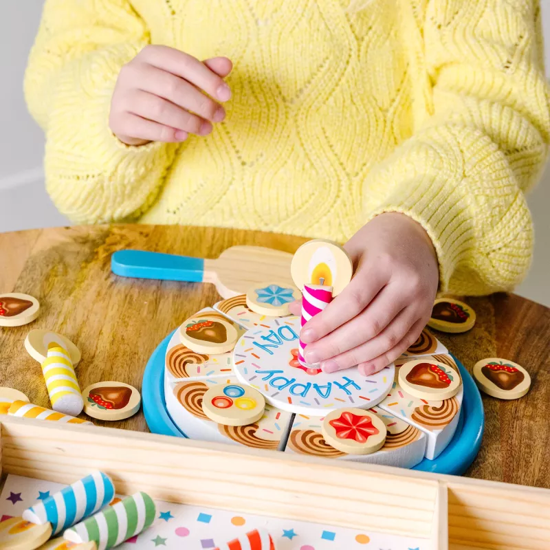 Melissa & Doug sünnipäevapeo tort - puidust mängutoidukomplekt kokkusobitatavate lisandite ja 7 küünlaga