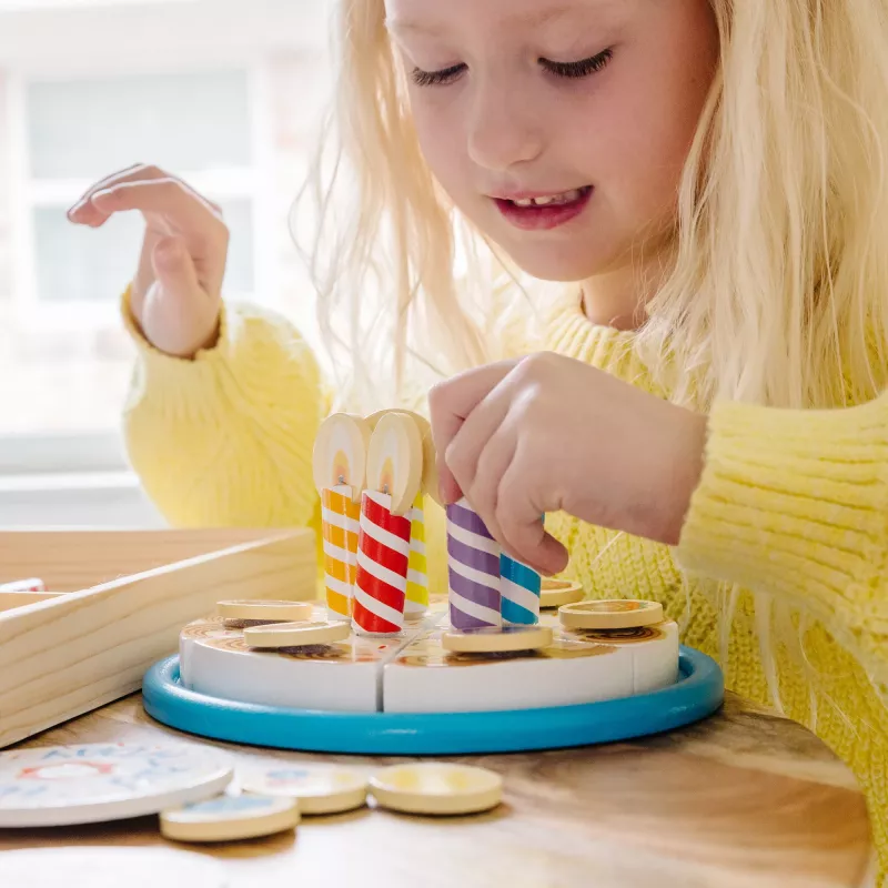Melissa & Doug sünnipäevapeo tort - puidust mängutoidukomplekt kokkusobitatavate lisandite ja 7 küünlaga