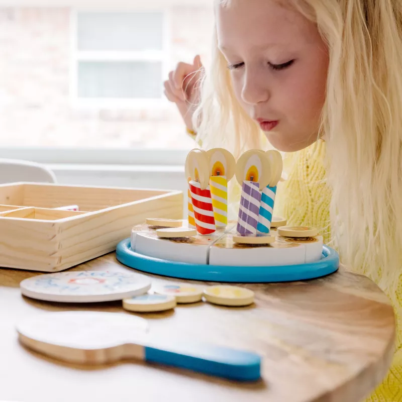 Melissa & Doug sünnipäevapeo tort - puidust mängutoidukomplekt kokkusobitatavate lisandite ja 7 küünlaga
