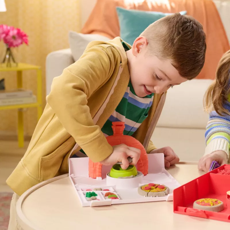 Kinetic Sand, SquishPizza tõusev pizzaahju mängukomplekt, loomingulised lihavõttekingid, sisaldab 0,45 kg vormitavat mänguliiva ja 5 tööriista, mängutoidu kunsti- ja meisterdamismänguasjad lastele
