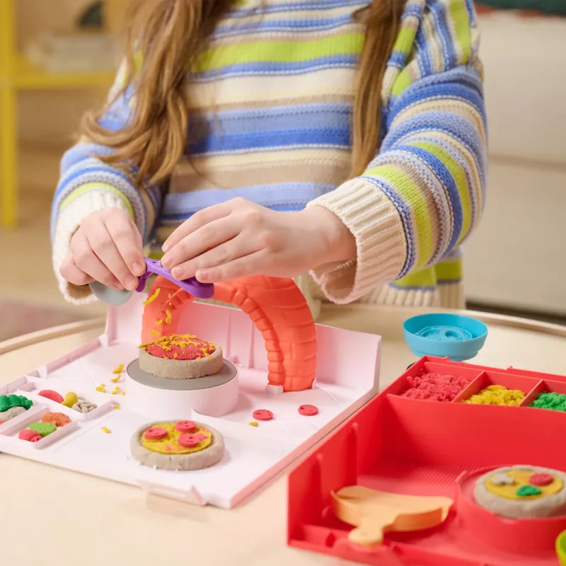 Kinetic Sand, SquishPizza tõusev pizzaahju mängukomplekt, loomingulised lihavõttekingid, sisaldab 0,45 kg vormitavat mänguliiva ja 5 tööriista, mängutoidu kunsti- ja meisterdamismänguasjad lastele