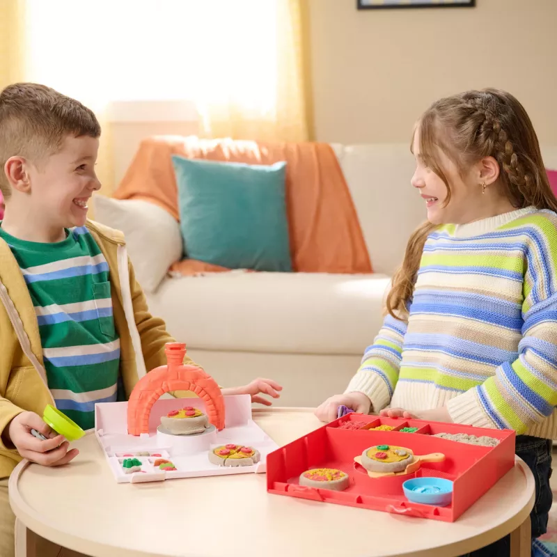 Kinetic Sand, SquishPizza tõusev pizzaahju mängukomplekt, loomingulised lihavõttekingid, sisaldab 0,45 kg vormitavat mänguliiva ja 5 tööriista, mängutoidu kunsti- ja meisterdamismänguasjad lastele