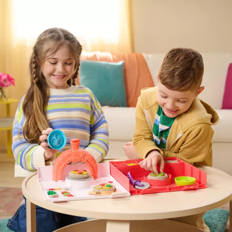 Kinetic Sand, SquishPizza tõusev pizzaahju mängukomplekt, loomingulised lihavõttekingid, sisaldab 0,45 kg vormitavat mänguliiva ja 5 tööriista, mängutoidu kunsti- ja meisterdamismänguasjad lastele