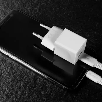 Siselaadija Lindy 73410 mobiilseadme laadija nutitelefonile valge