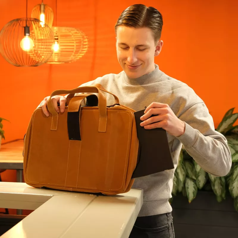 R-Go Tools sülearvutikott R-Go Viva, täisnahk, integreeritud sülearvutialusega, õlarihm, 15,6-tolline, pruun