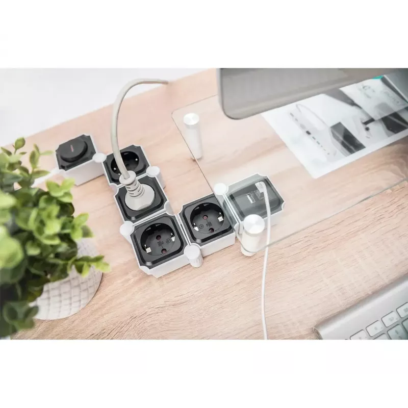 Pikendusjuhe Digitus paindlik 4-pistikuga ja 2 USB-pordi ja lülitiga