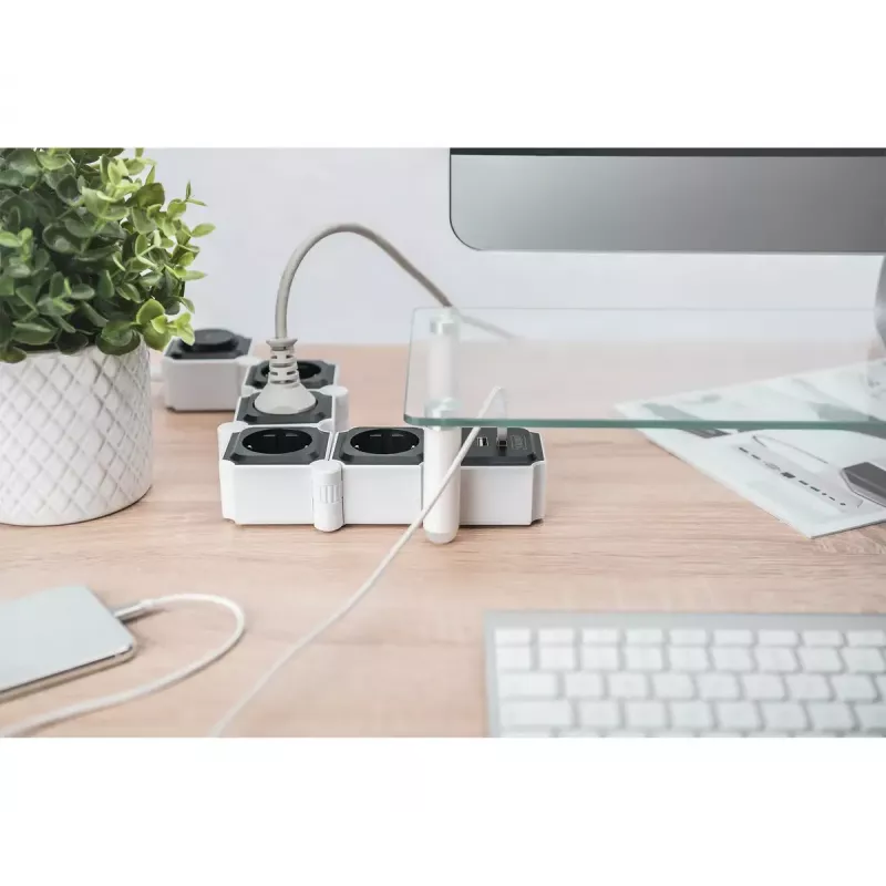 Pikendusjuhe Digitus paindlik 4-pistikuga ja 2 USB-pordi ja lülitiga