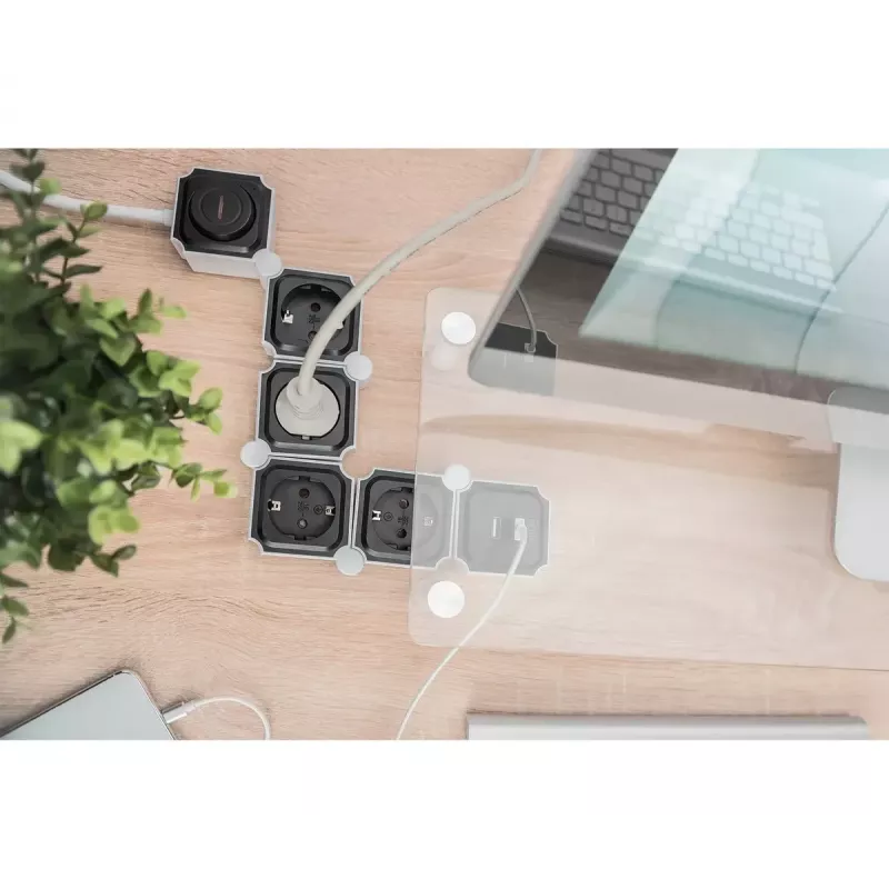 Pikendusjuhe Digitus paindlik 4-pistikuga ja 2 USB-pordi ja lülitiga