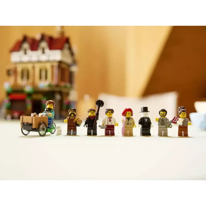 LEGO Icons ehituskomplekt 10350 Tudor Corner House — 3266 detaili, 8 minifiguuri, vanus 18+, 260×250×310 mm