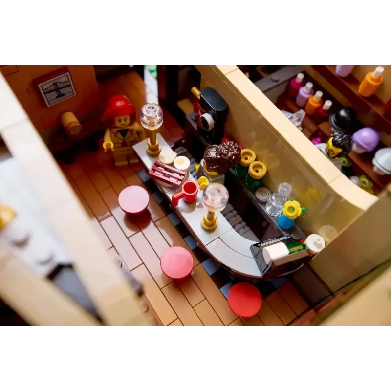 LEGO Icons ehituskomplekt 10350 Tudor Corner House — 3266 detaili, 8 minifiguuri, vanus 18+, 260×250×310 mm