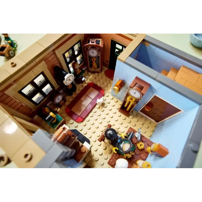 LEGO Icons ehituskomplekt 10350 Tudor Corner House — 3266 detaili, 8 minifiguuri, vanus 18+, 260×250×310 mm