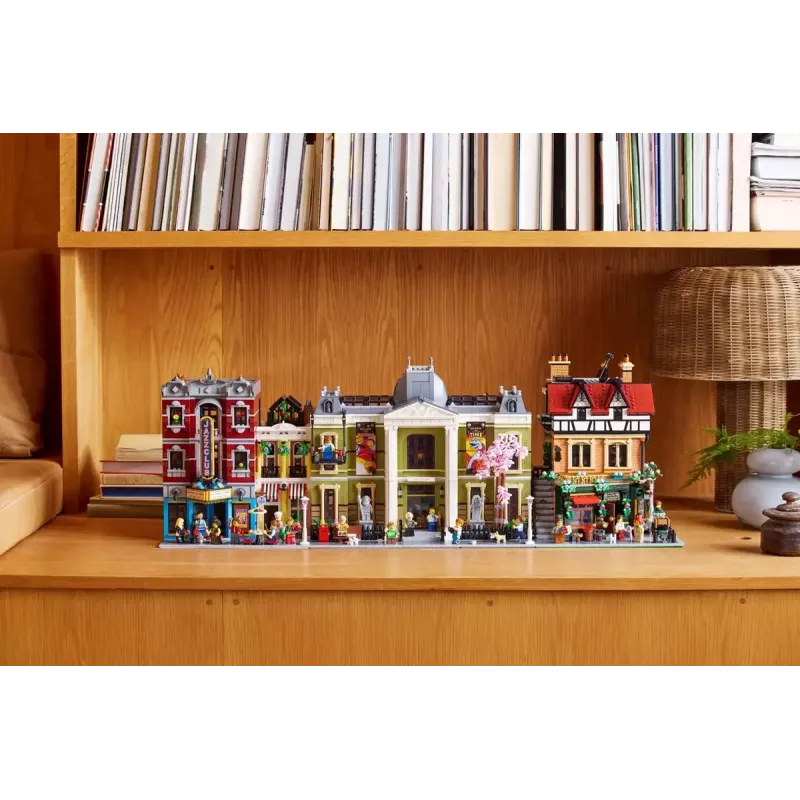 LEGO Icons ehituskomplekt 10350 Tudor Corner House — 3266 detaili, 8 minifiguuri, vanus 18+, 260×250×310 mm