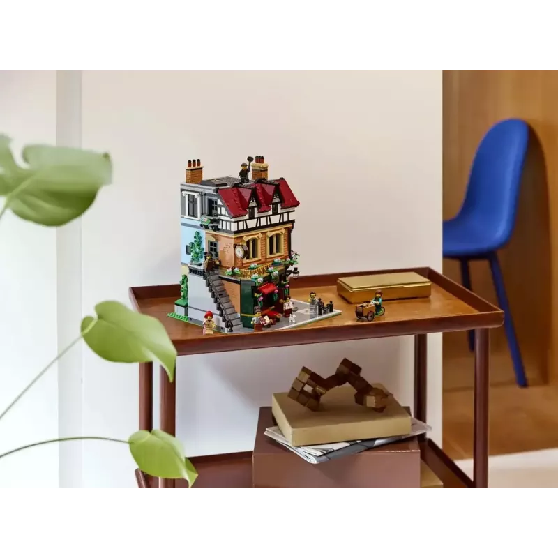 LEGO Icons ehituskomplekt 10350 Tudor Corner House — 3266 detaili, 8 minifiguuri, vanus 18+, 260×250×310 mm