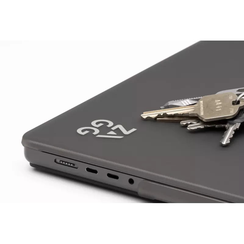 Zagg kõvakest MacBook Air 13 (M3/M2) jaoks — suitsune, täpse istuvusega kaitsekest